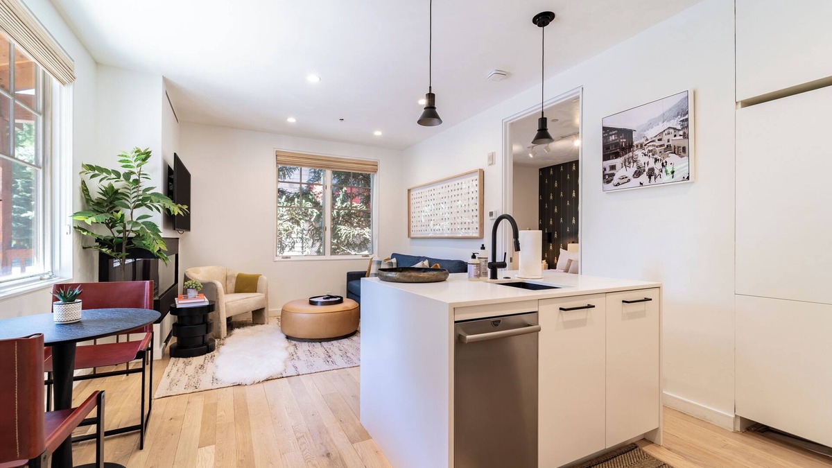 West End Condo | Aspen Hideaway by AvantStay | Walk to Aspen, Near Slopes + Pool & Hot Tub Access