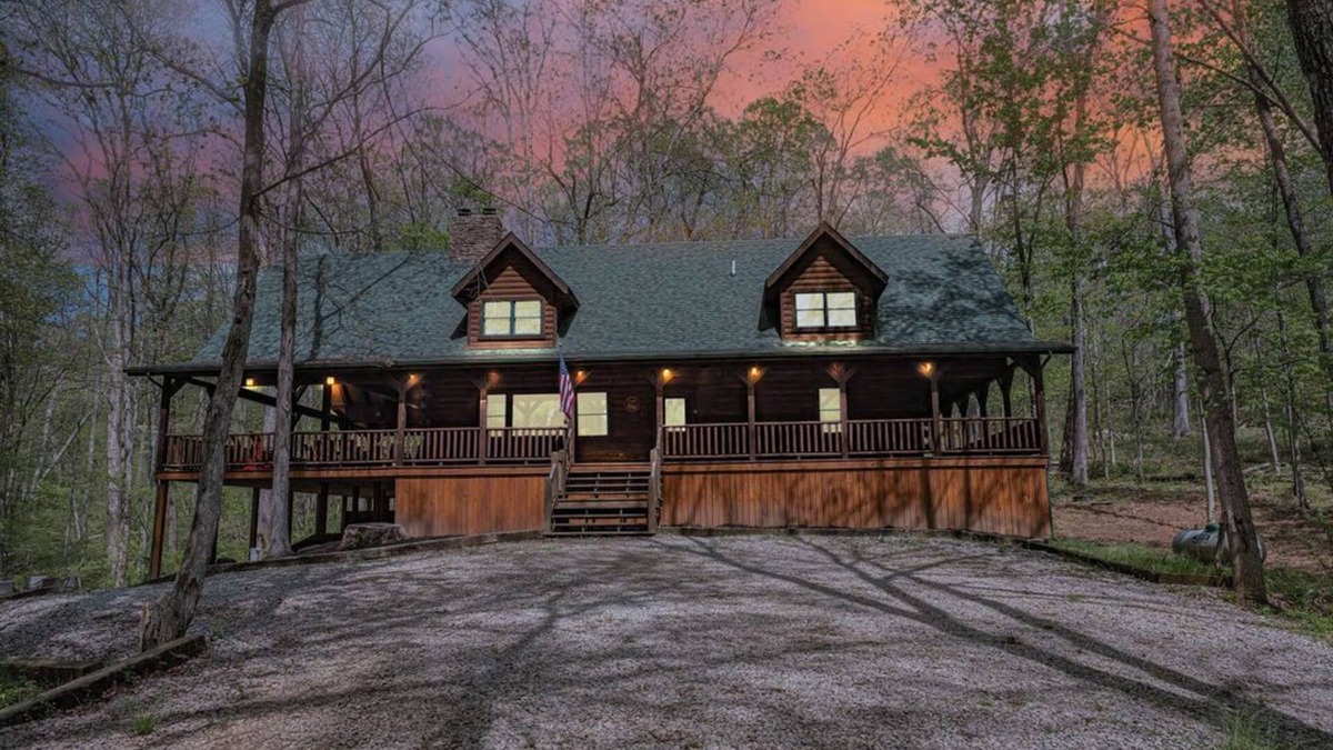 Logan Cabin | Aspen Hollow Lodge: Luxurious 5 Bedroom/4 Bathroom Space for 18 in Hocking Hills