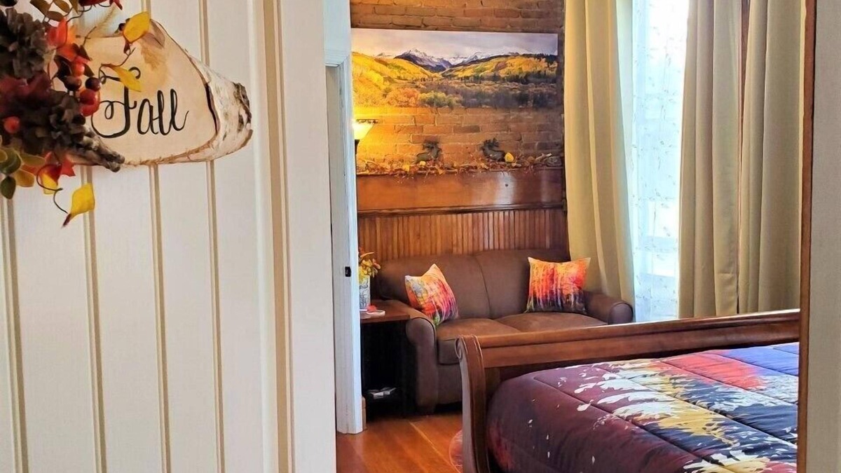 Creede Hotel | Aspen Inn - Fall Suite (California King)