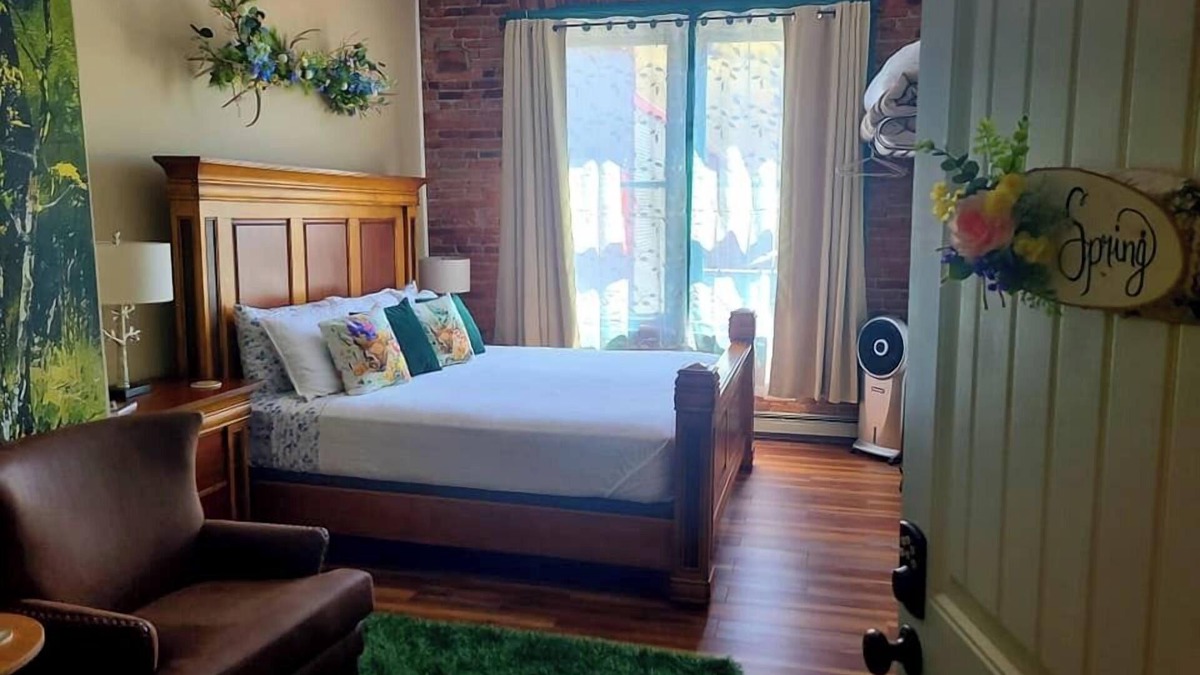 Creede Hotel | Aspen Inn - Spring Suite (Euro King)