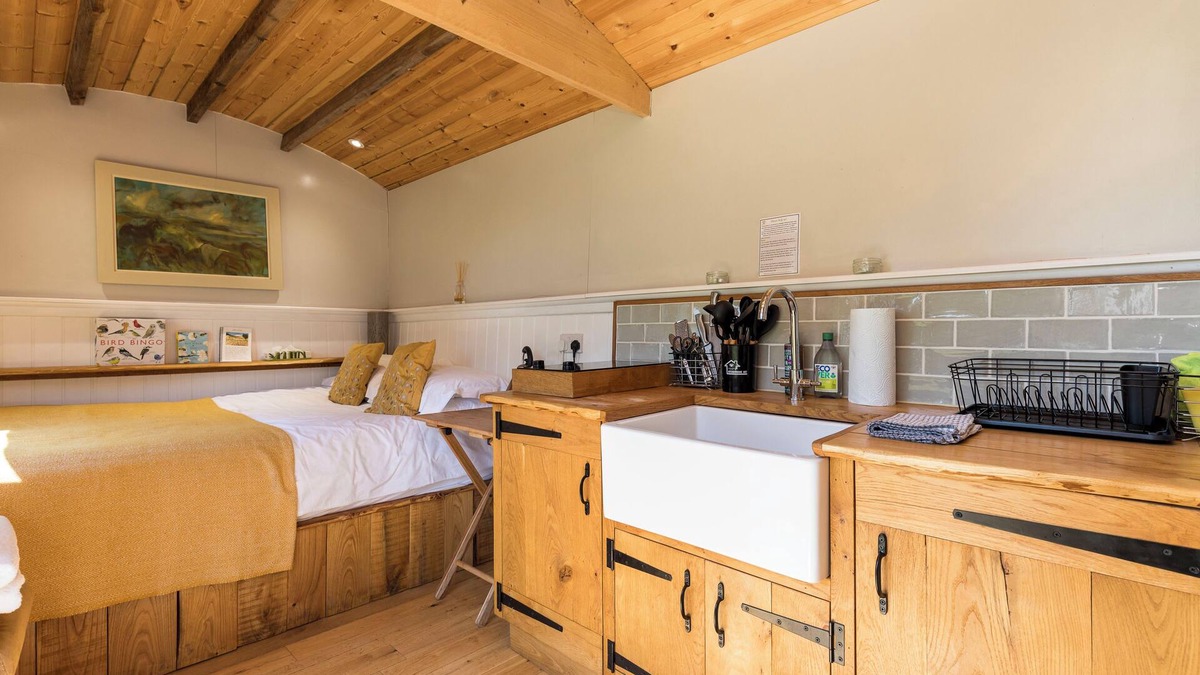 Graffham Cabin | Aspen Leaves - Tranquil Shepherds Hut- Views of The South Downs National Park