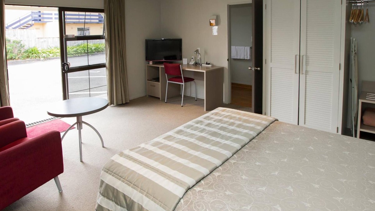 Hamilton East Hotel | Aspen Manor Motel