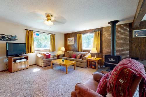 Ponderosa Pines House | Aspen Retreat Cabin
