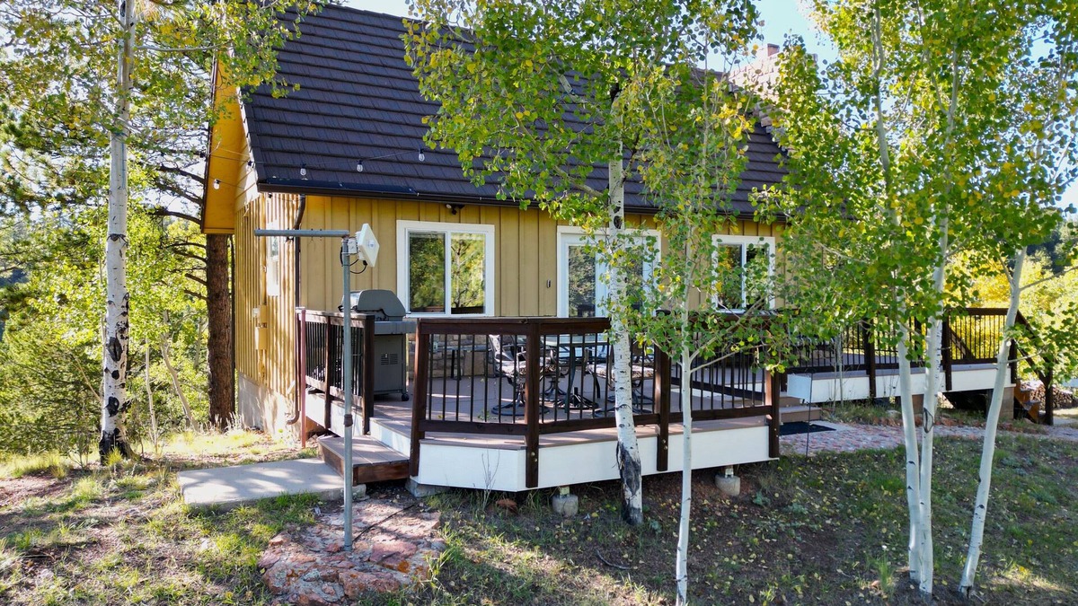 Rainbow Valley House | Aspen Ridge Mountain Getaway with Breathtaking Views, Wi-Fi