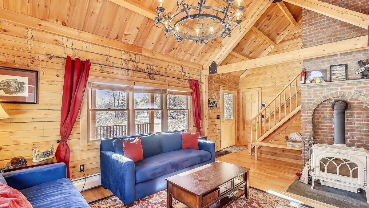 Morrisville House | Aspen's Run: 3 br log cabin, wood stove, deck, firepit, window a/c