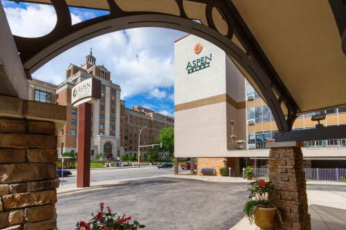 Kutzky Park Hotel | Aspen Suites - Rochester