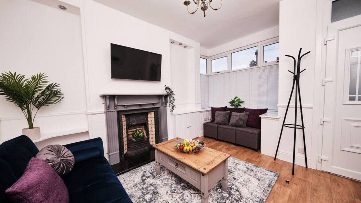 Sutton Coldfield House | Aspen-Urban Escape | 3-BR & 1.5-BA With Parking