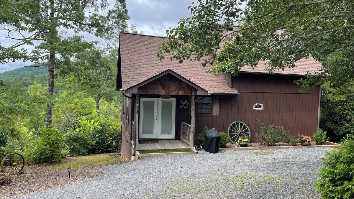 Hiawassee Cabin | Aster Cabin - Beautiful Mountain View, Rustic Charm w/Jacuzzi & Wood Fireplace