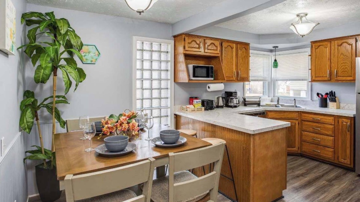 Rochester House | Astonishing Home Mins Away Airport Dwtn UofR andRIT