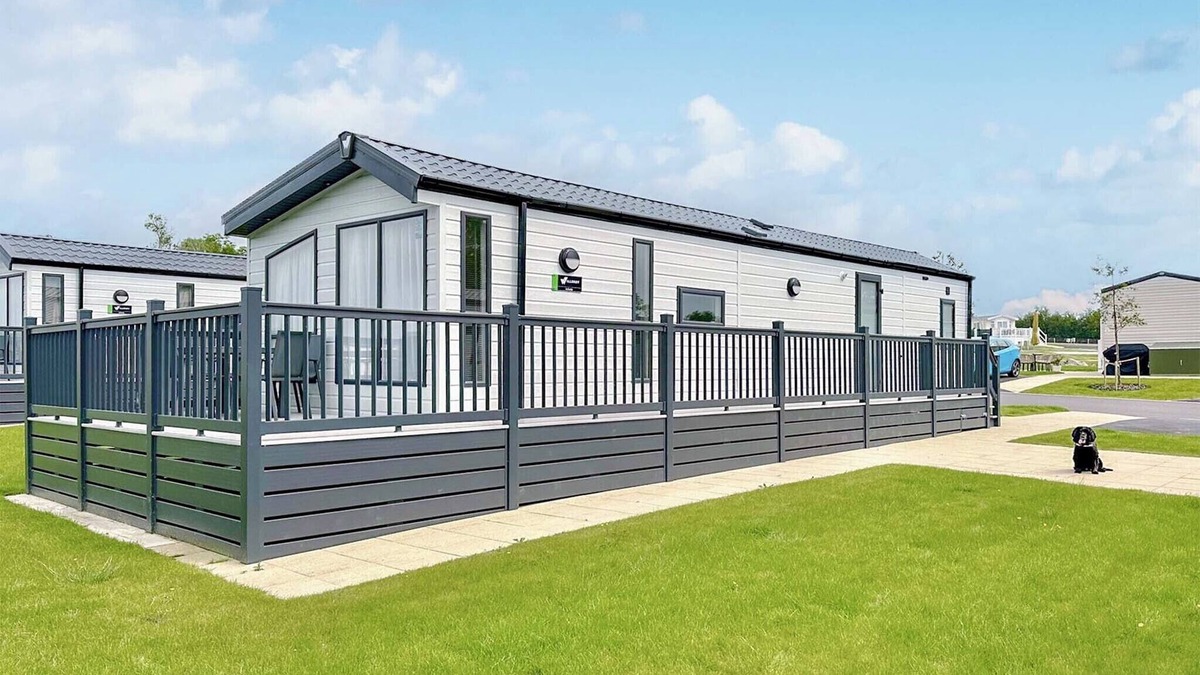 Cross Inn House | Astoria Caravan Pet Friendly Decking