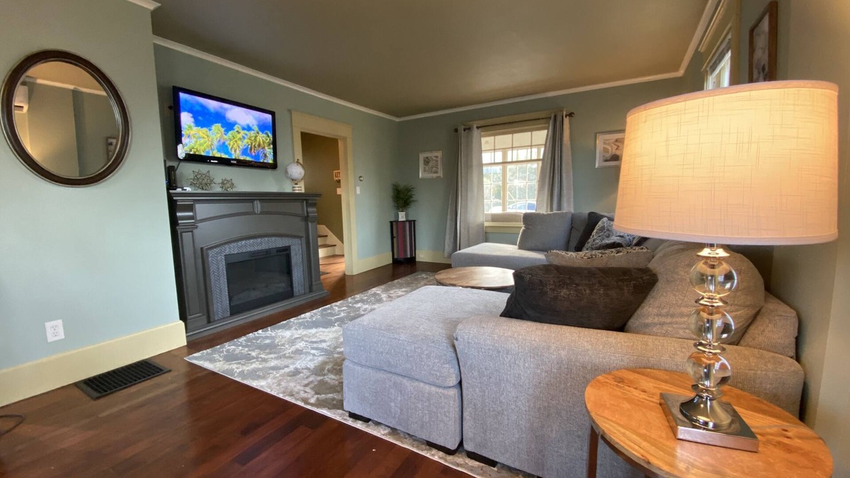 Astoria House | Astoria River Retreat- Walk to brew pubs and shopping!
