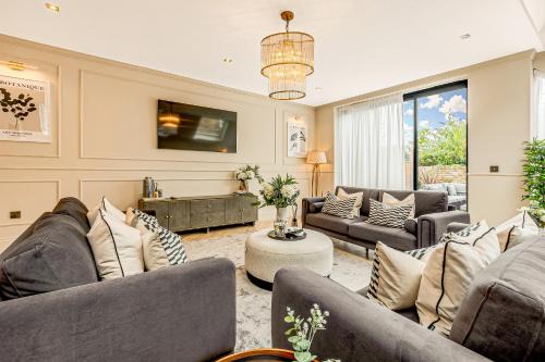 Queen's Park Apartment | Astounding 4BR Haven with garden Queens Park Tube