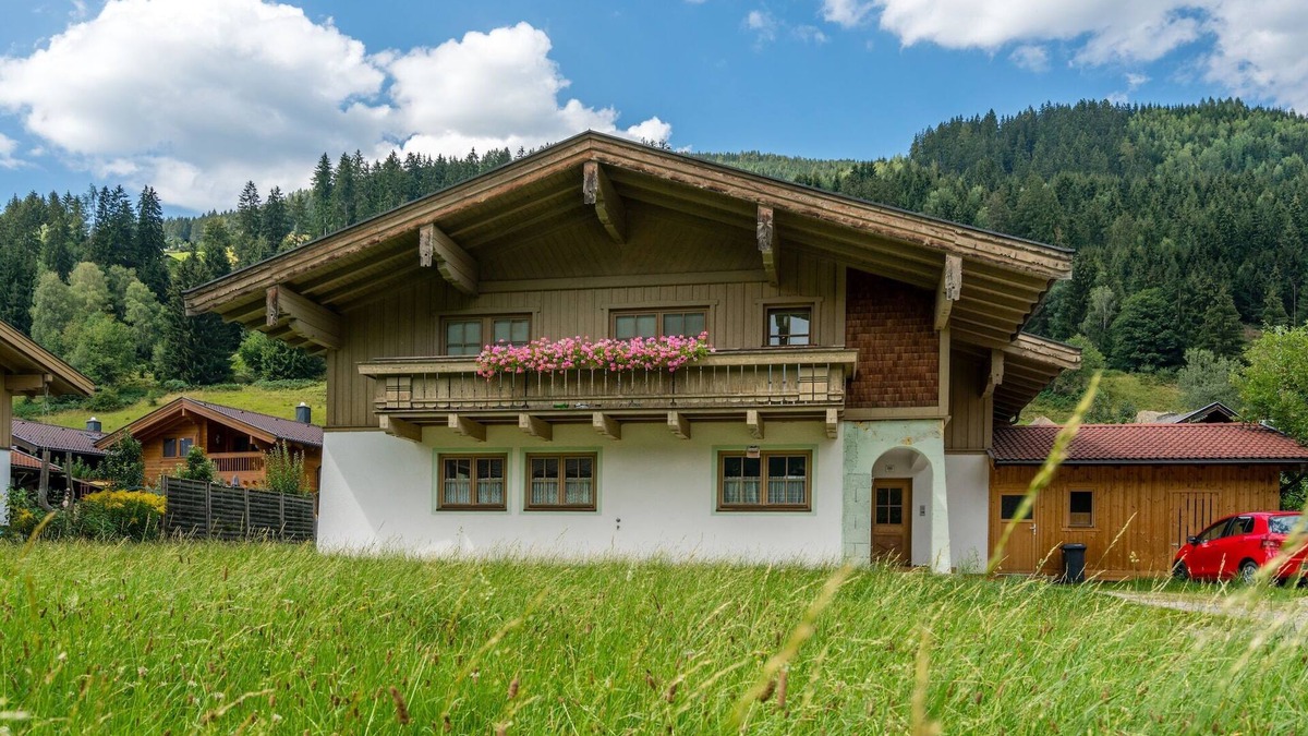 Muhlbach im Pinzgau Apartment | Chalet in Bramberg near Ski Slopes