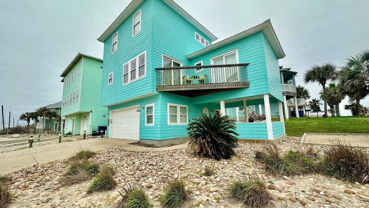 Sand Point House | "At Shore to Please, let the waves serenade you and the sand soothe your soul."