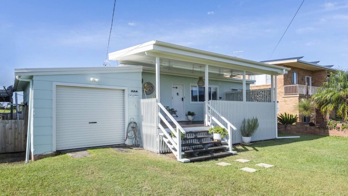 Brooms Head Apartment | At The Beach, Laid back lifestyle - get away, switch off & unwind - Pet Friendly