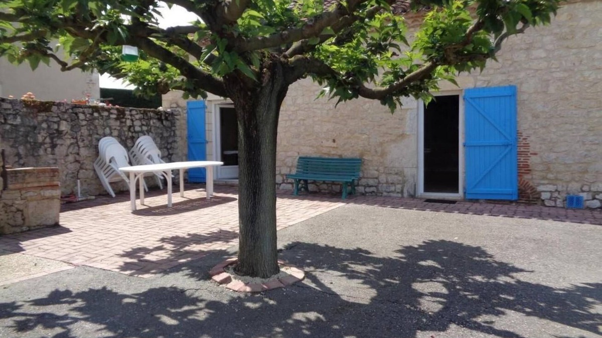 Parnac House | At the end of the village.