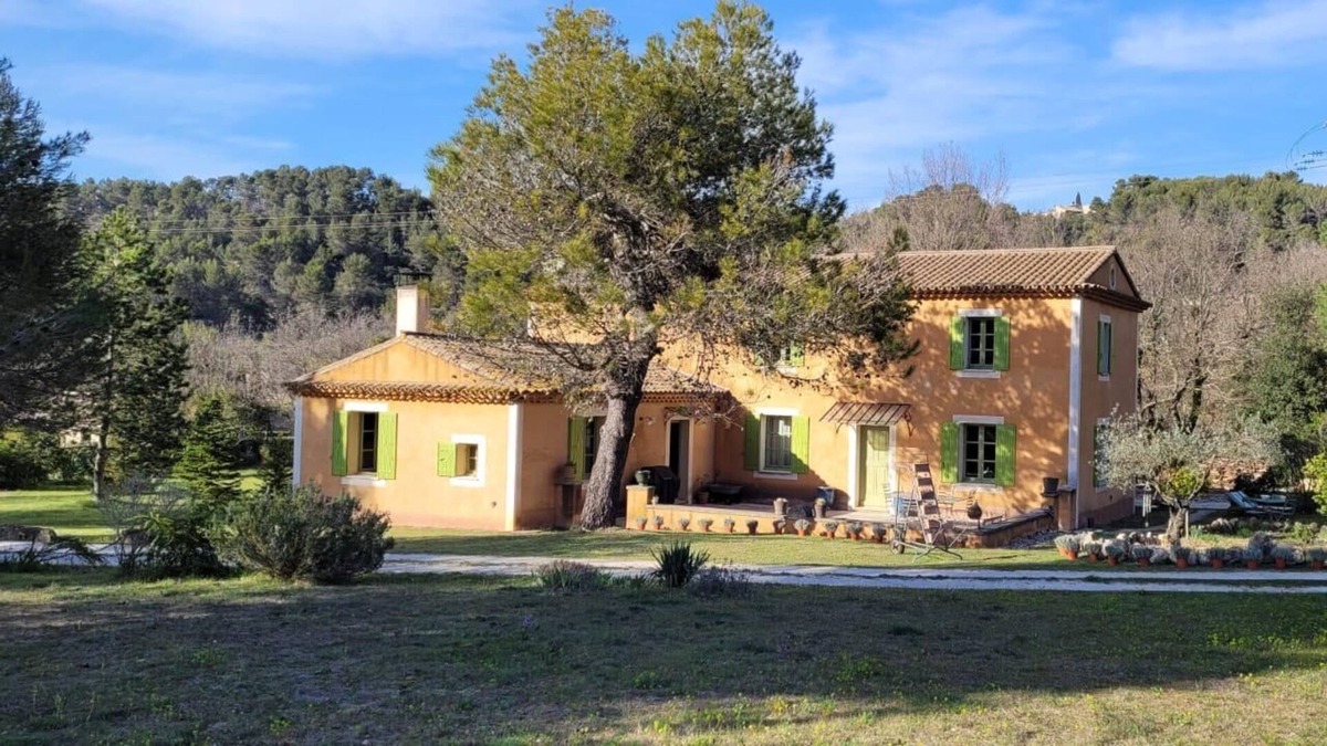 Menerbes Apartment | At the foot of the Abbey of Saint-Hilaire on the bucolic road to Bonnieux