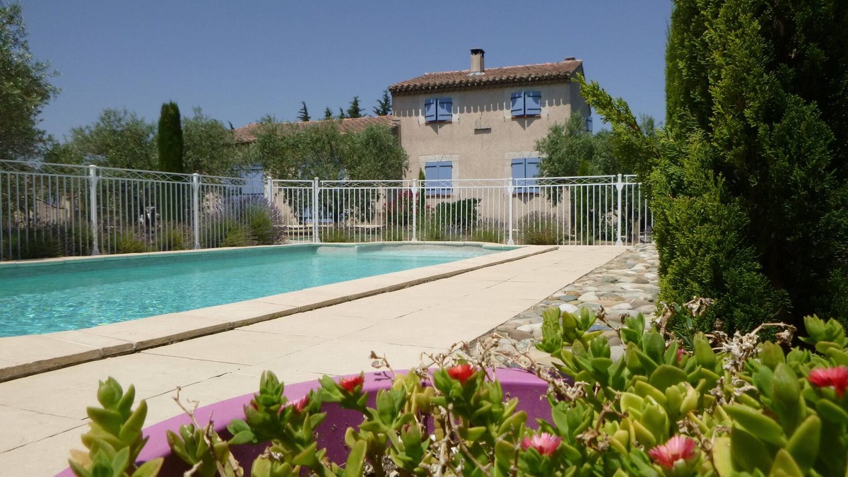 Cheval-Blanc House | "At the foot of the Luberon" House for three people.
