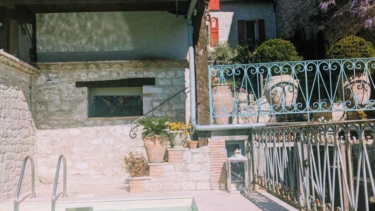 Lauzerte Apartment | At the foot of the medieval town of Lauzerte.comfortable apartment with swimming pool