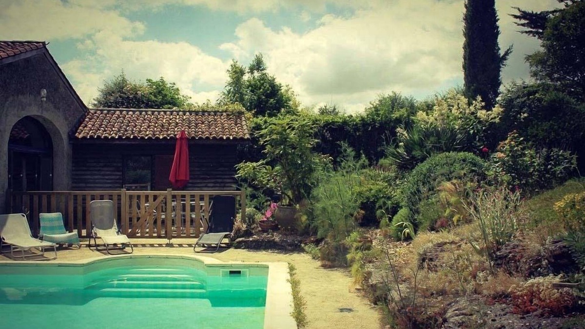Faveraye-Machelles Cottage | At the heart of a vineyard of Layon, gite awarded 3 epis, with a pool