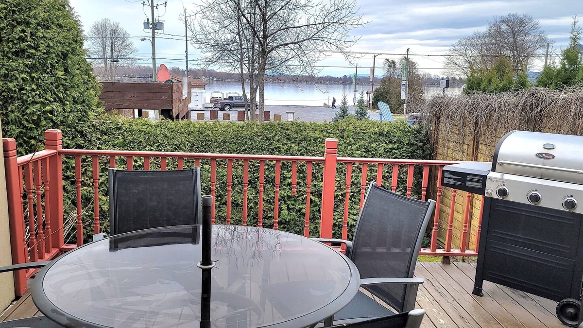 Venise-en-Quebec House | At the heart of the action!
