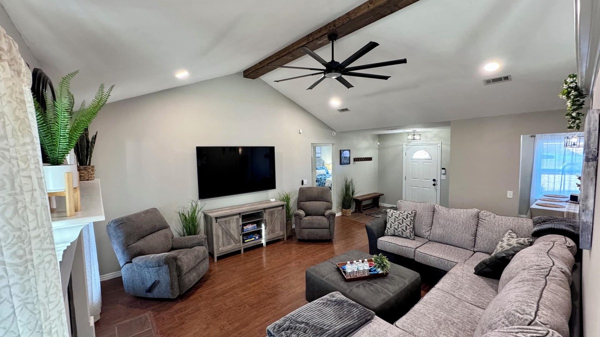 Lowell House | At the Heart of NWA, Detached Game room, L2 Charging, Bonus amenities and more!