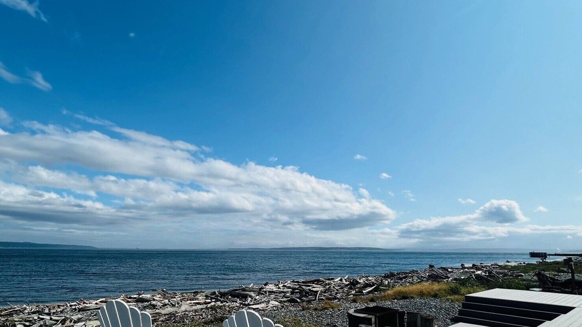 Coupeville House | At the Water's Edge! Fantastic Beach & Amazing Views!