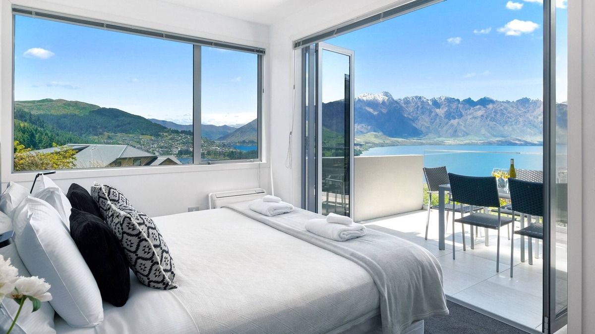 Fernhill House | Ataahua - Luxury home with spa pool - 3km to town