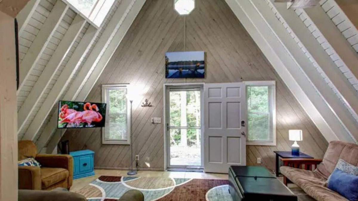 Woodstock House | ATH - Lake House -2 miles to public access. "A" frame