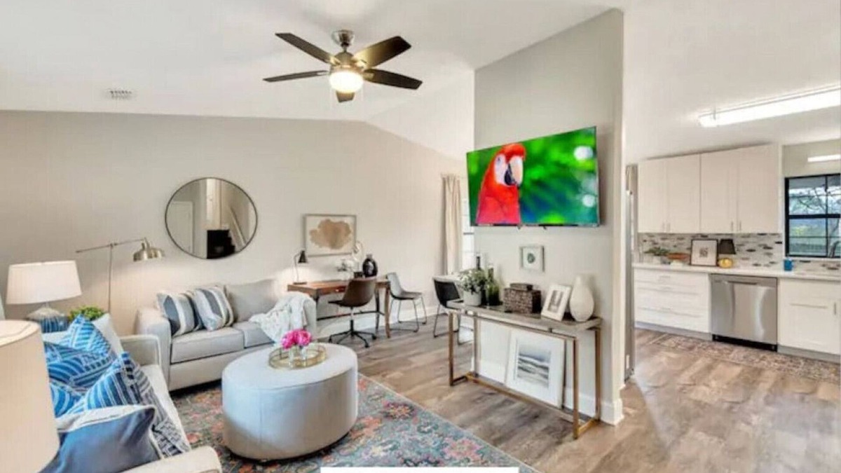 Kennesaw House | ATH - Sleeps 8 - 4 Beds - Fenced/Pet friendly - CM