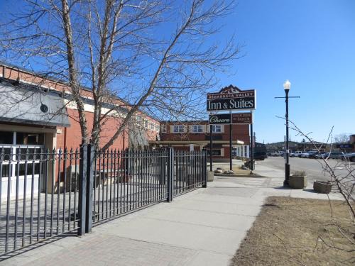 Hinton Hotel | Athabasca Valley Inn & Suites