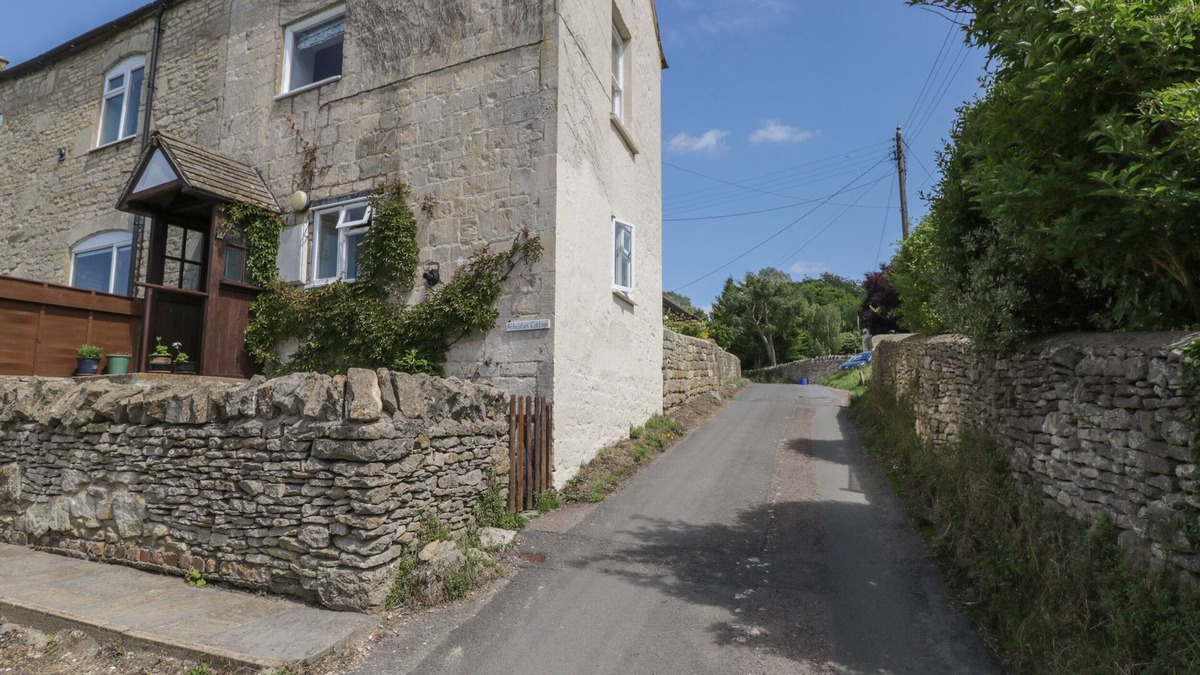 Inchbrook Cottage | ATHELSTAN COTTAGE, pet friendly, with open fire in Stroud