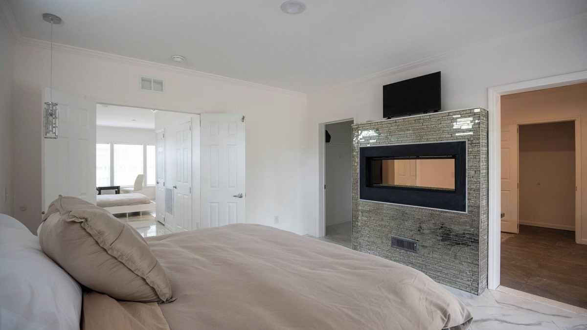 Galloway House | Athena Elegant Bright Romantic jetted tub getaway wedding venues fitness room