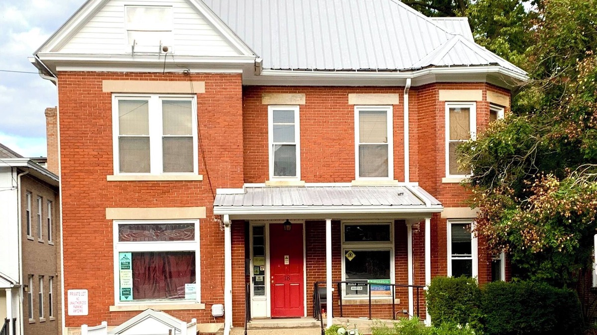 Athens Apartment | Athenian Apartment-Uptown:1 block to Court Street & 2 blocks to College Green.