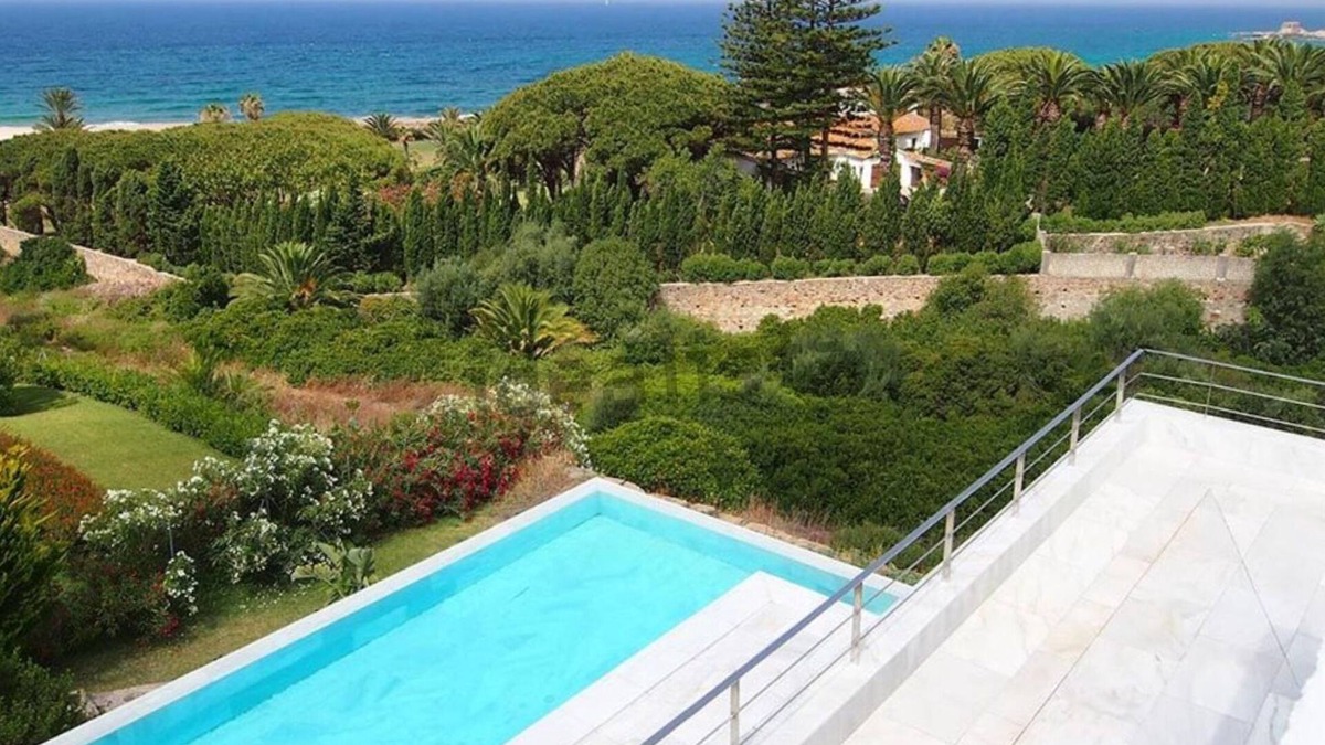 Atlanterra Villa | Atlanterra Beach House -comfort & exclusivity - 4min walk to beautiful beach