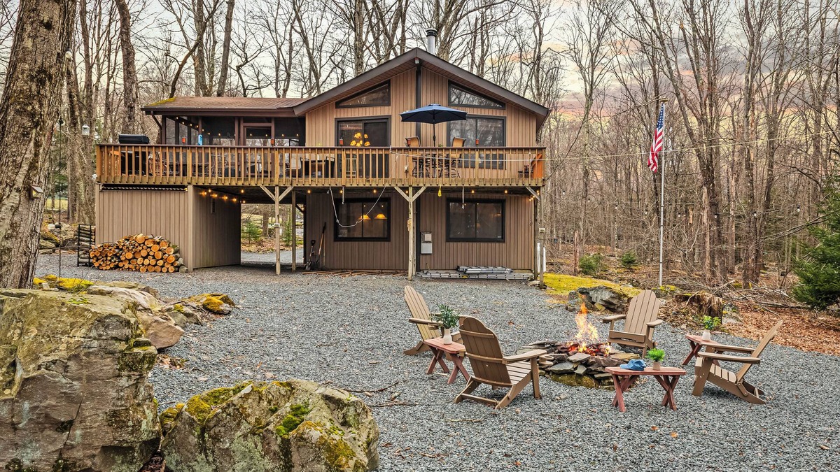Locust Lake Village House | Atlas Point Lodge | Sauna, Fireplaces, Kayaks, Lakes + Pet-Friendly Yard