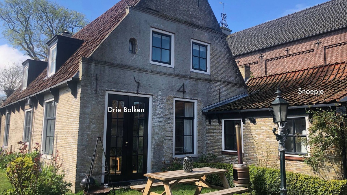 Hollum Apartment | Atmospheric overnight stay in a historic commander's house!