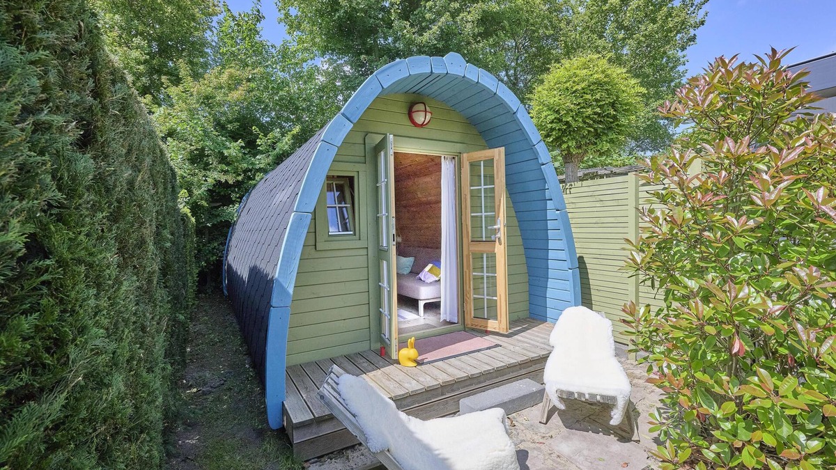 Goedereede Ski Chalet | Atmospheric wooden Tiny House near the beach
