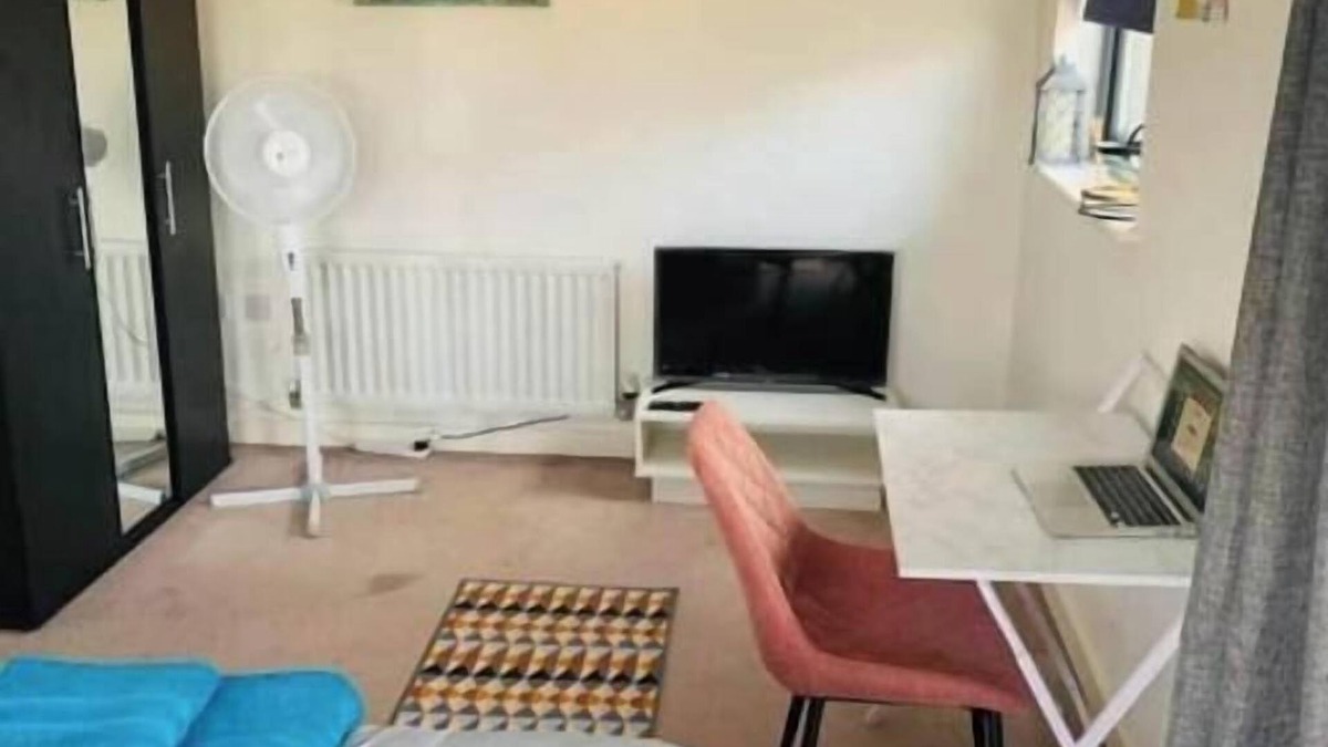 Thames House | Atom, Large 4/5 Bed House, Sleeps 12,Garden,London