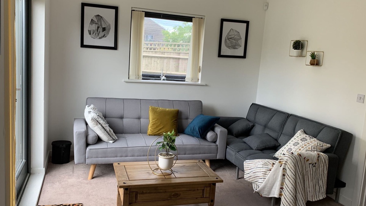 Thames House | Atom Large 4/5 bed house, sleeps 12, Garden, Free parking, Barking