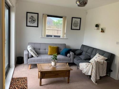 Thames House | Atom, Large 4 to 5 Bed House in East London, Sleeps 12, Garden, Parking, ideal for Contractors, Large Groups, Travellers