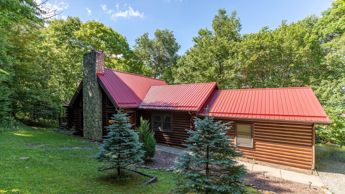 Boone Cabin | Atop Boone - Sleeping Loft, Pet Friendly, Jacuzzi Tub, large deck with great views!