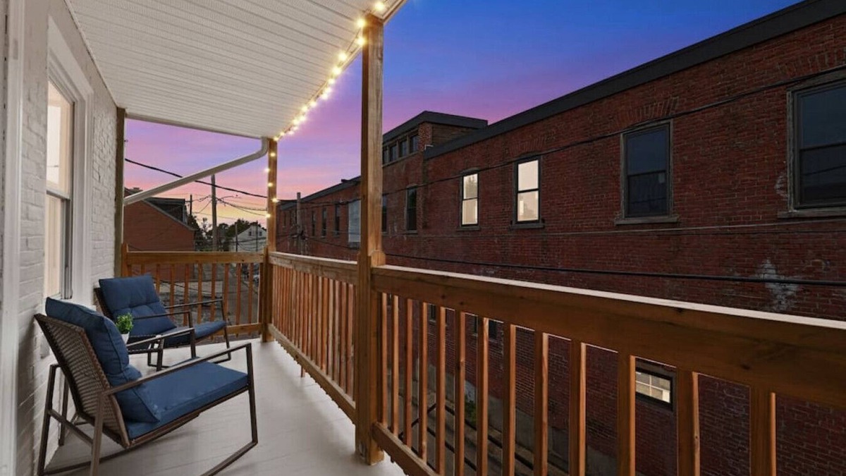 Allentown Apartment | Atown Hidden Gem - Balcony