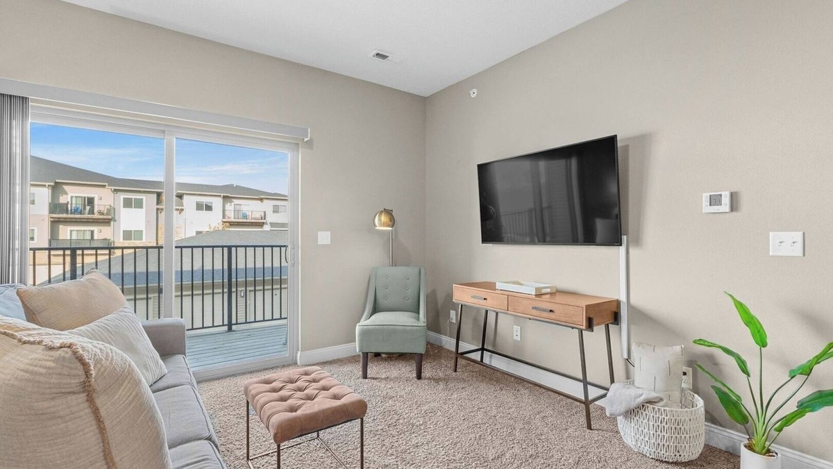 West Des Moines Apartment | Attached Garage | Onsite Gym | Fast Wifi