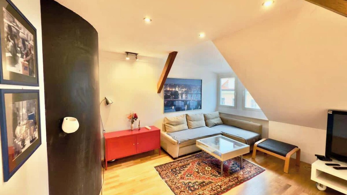 Smichov Apartment | Attic 15 min to Charles Bridge