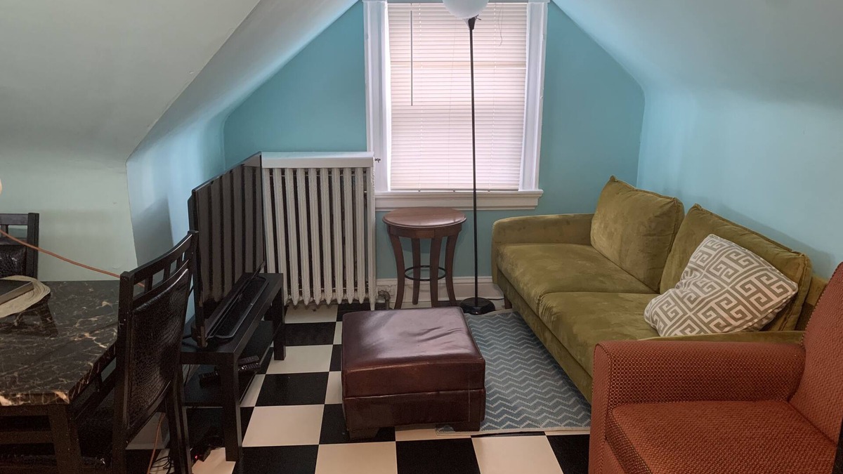 Roland Park Apartment | Attic Apartment in Leafy Roland Park