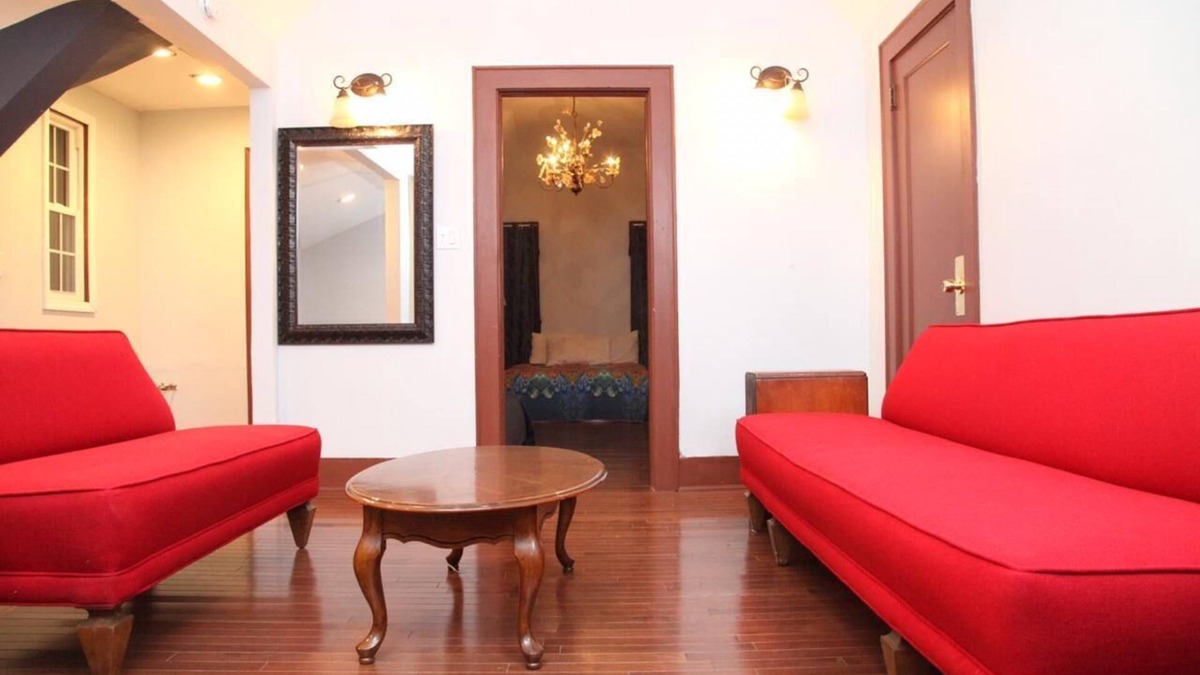 Newark House | ATTIC APT 1 BED WALK THOUGH HOUSE UP