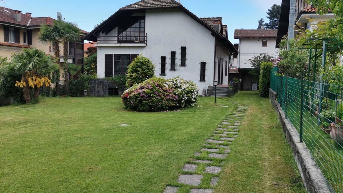 Baveno Villa | Attic of 1 villa with large garden - 5 min from center.