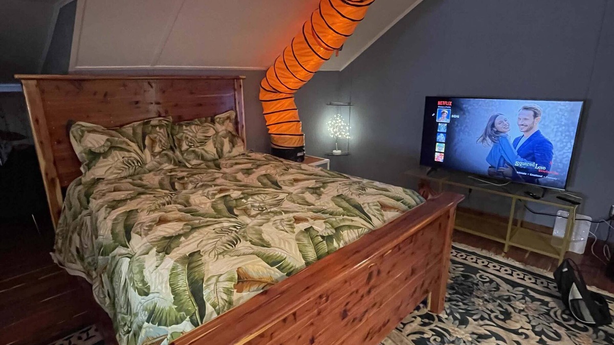 Cynthiana Apartment | Attic Studio 3rd Floor Apartment in an 1811 Row House, Downtown Cynthiana