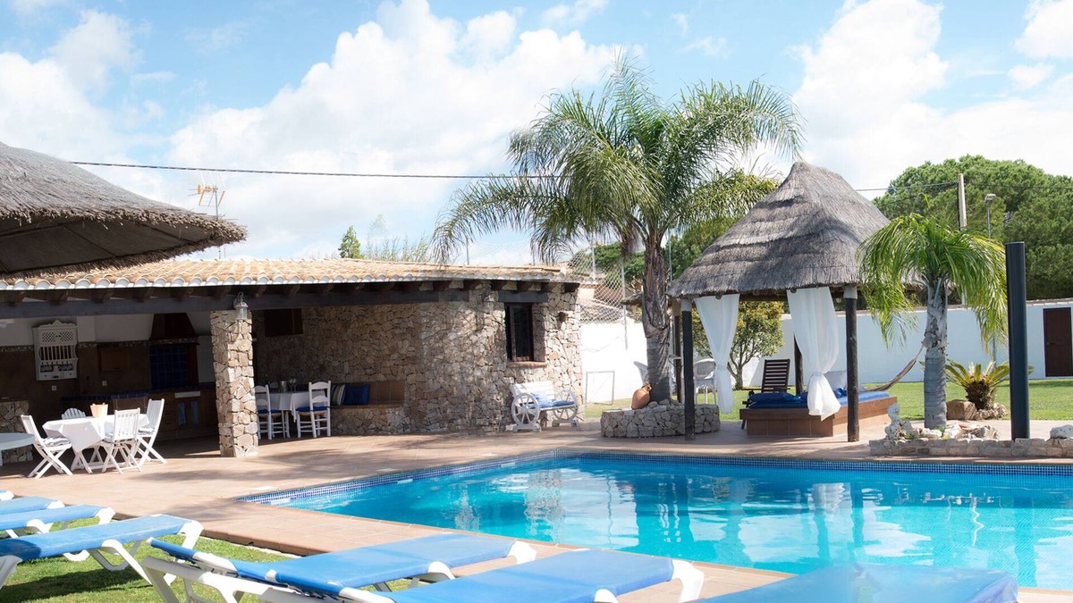 Chiclana de la Frontera Ski Chalet | Attractive villa with spacious outdoor pool and large private area